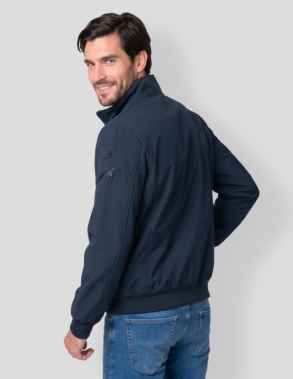 Chamarra casual softshellcon bolsillos para hombre 4