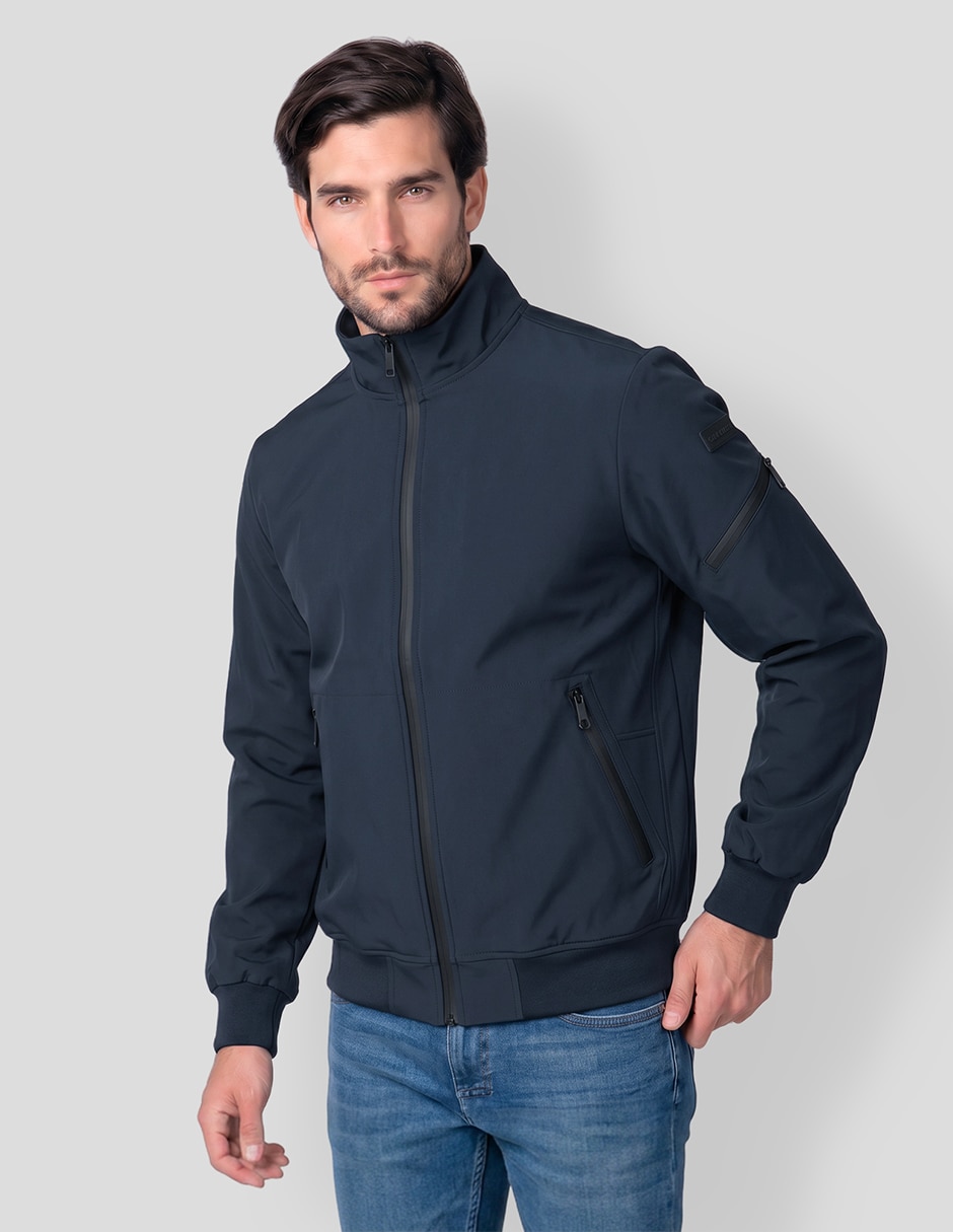 Chamarra casual softshellcon bolsillos para hombre