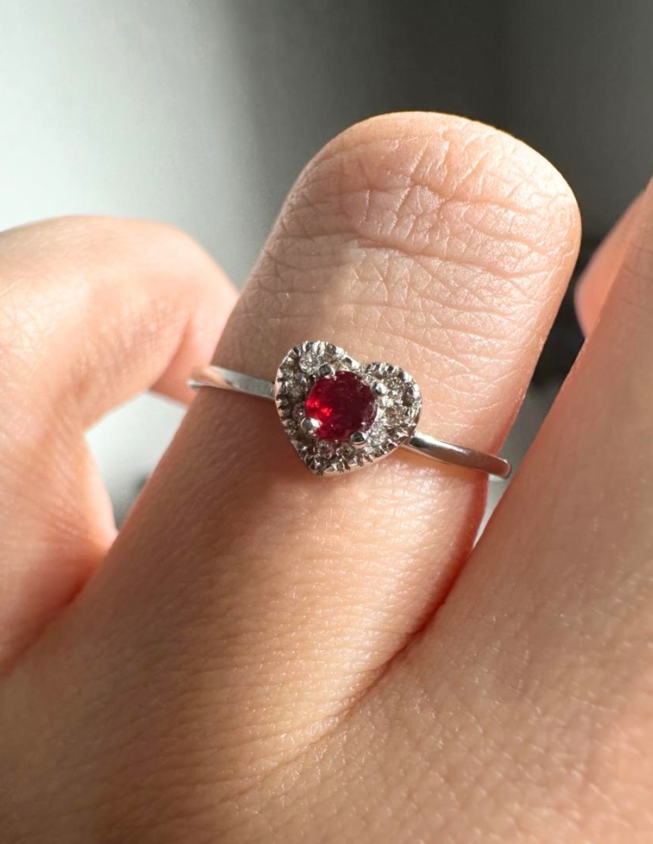 Anillo con gema de corazón IDC 14 K de oro blanco rubí y diamante acabado brillante