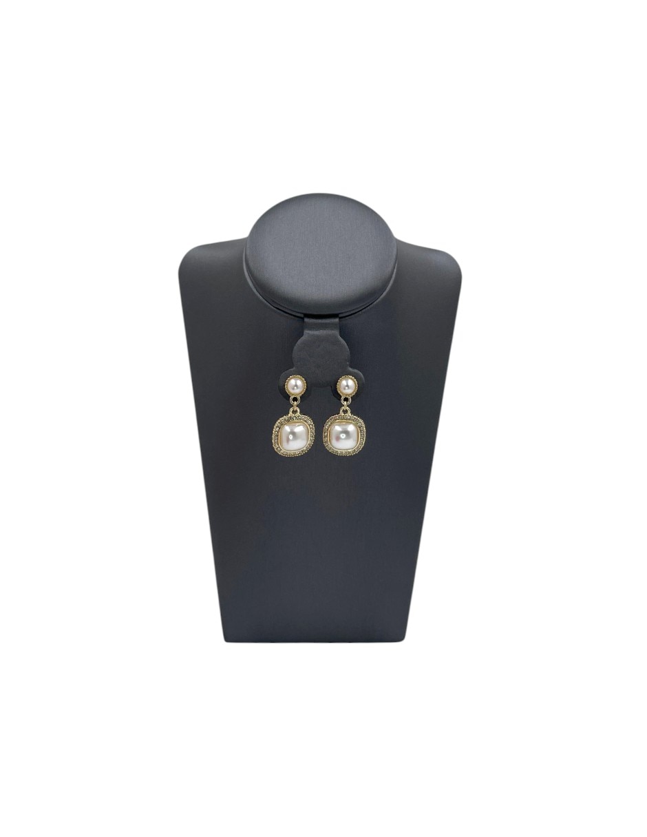 Aretes largos cuadrados Arette Mallorca Bijux con acabado brillante perla con zirconia