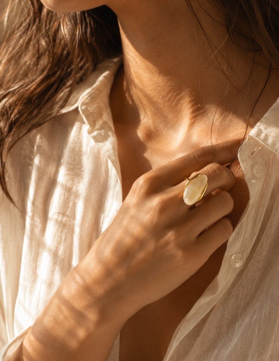Anillo Yoiko Ámbar resina baño de oro