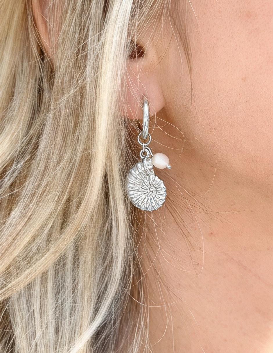 Aretes de caracol Yoiko Marina con acabado baño de rodio imitación perla