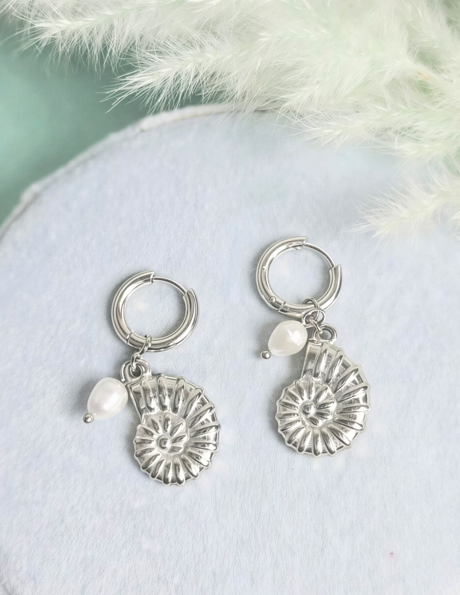 Aretes de caracol Yoiko Marina con acabado baño de rodio imitación perla
