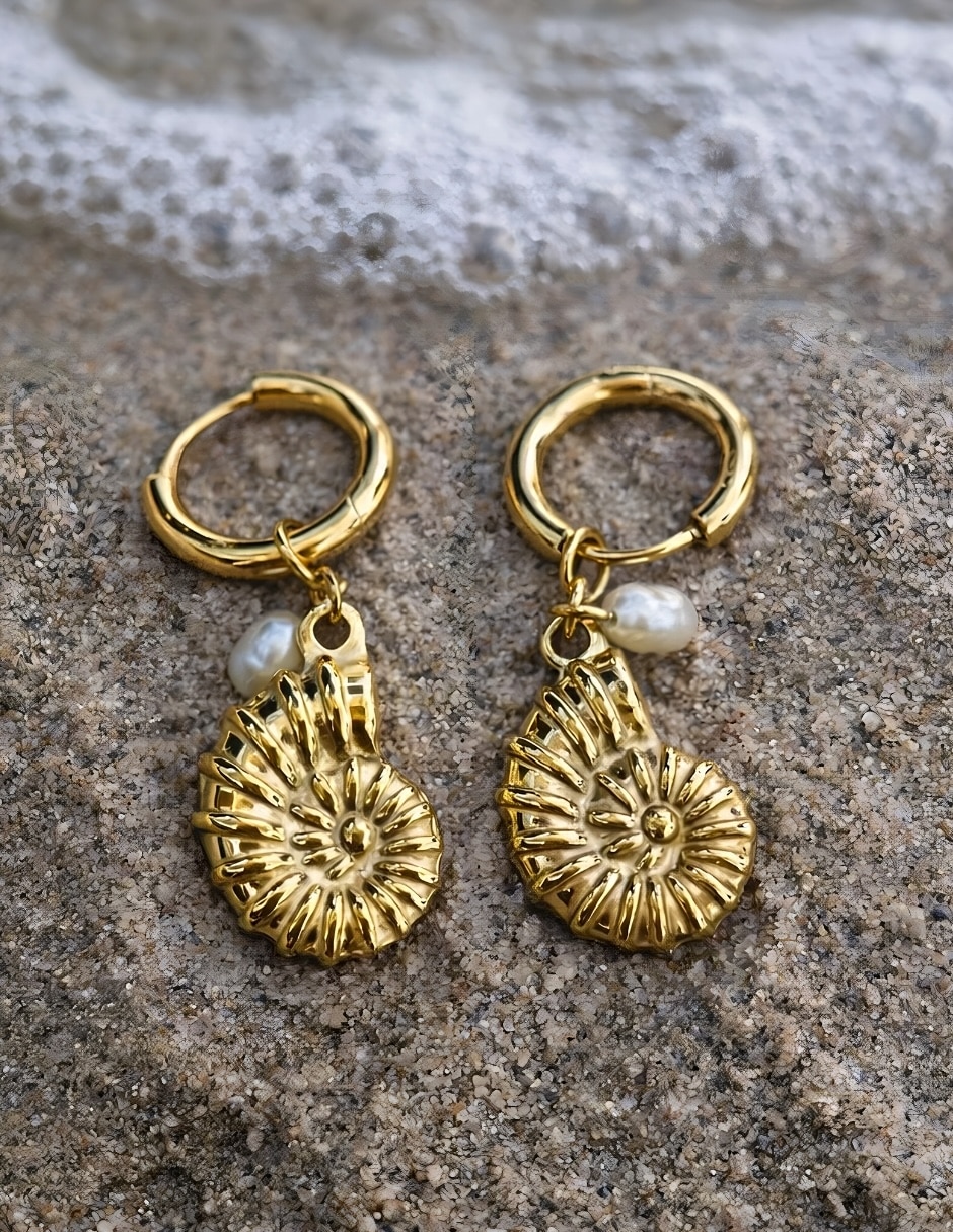 Aretes de caracol Yoiko Marina con acabado baño de oro imitación perla