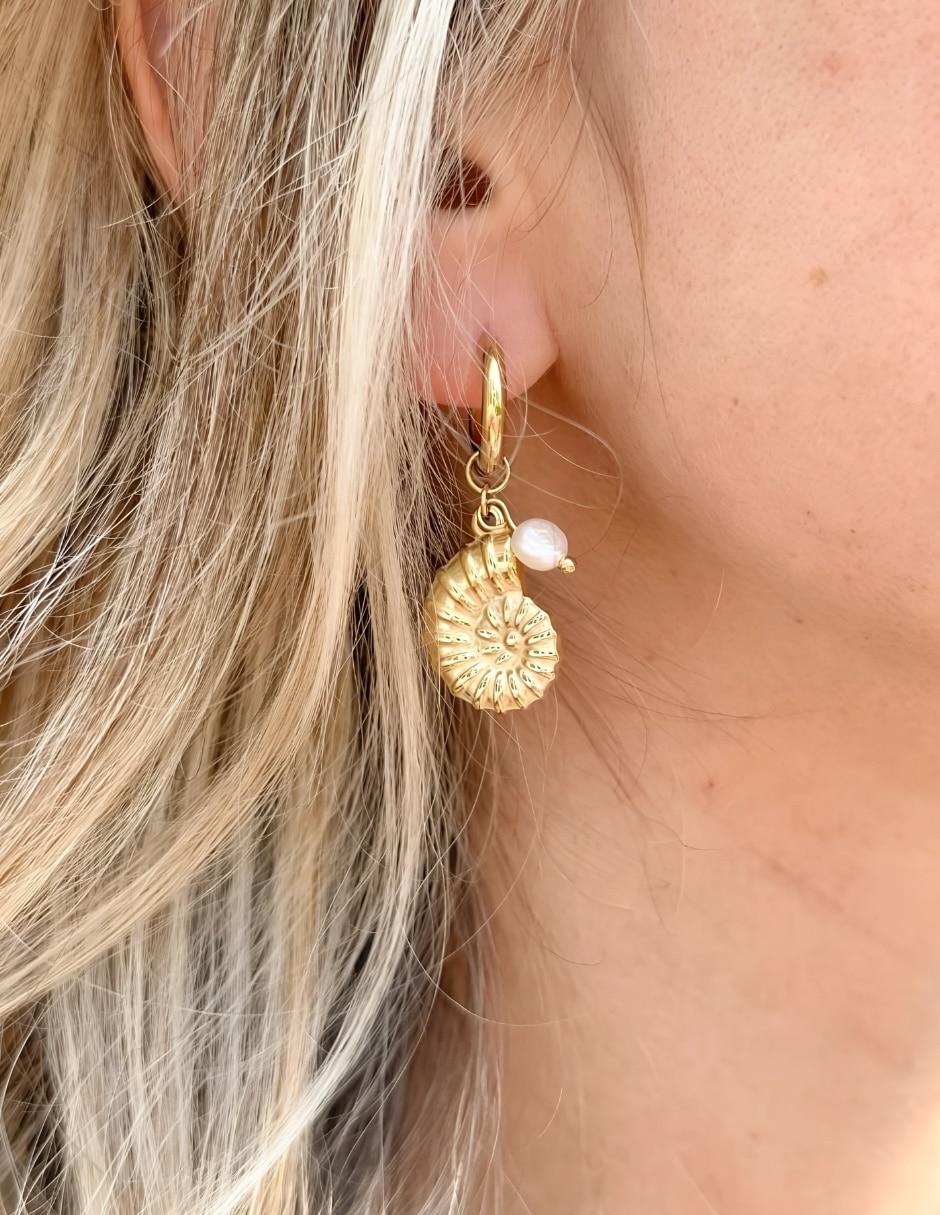 Aretes de caracol Yoiko Marina con acabado baño de oro imitación perla