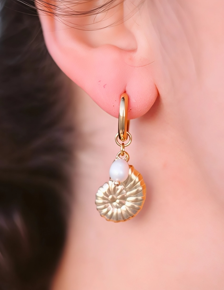 Aretes de caracol Yoiko Marina con acabado baño de oro imitación perla