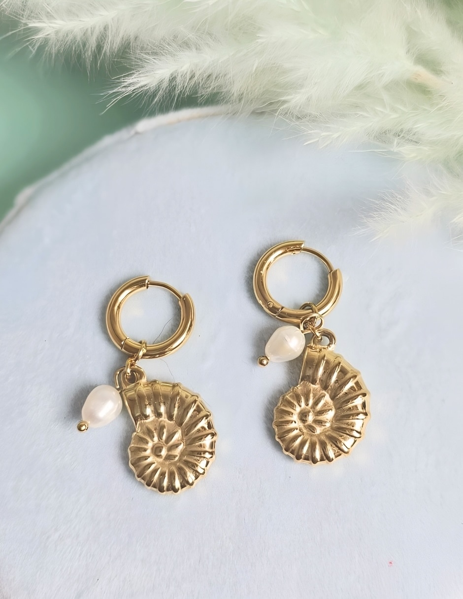 Aretes de caracol Yoiko Marina con acabado baño de oro imitación perla