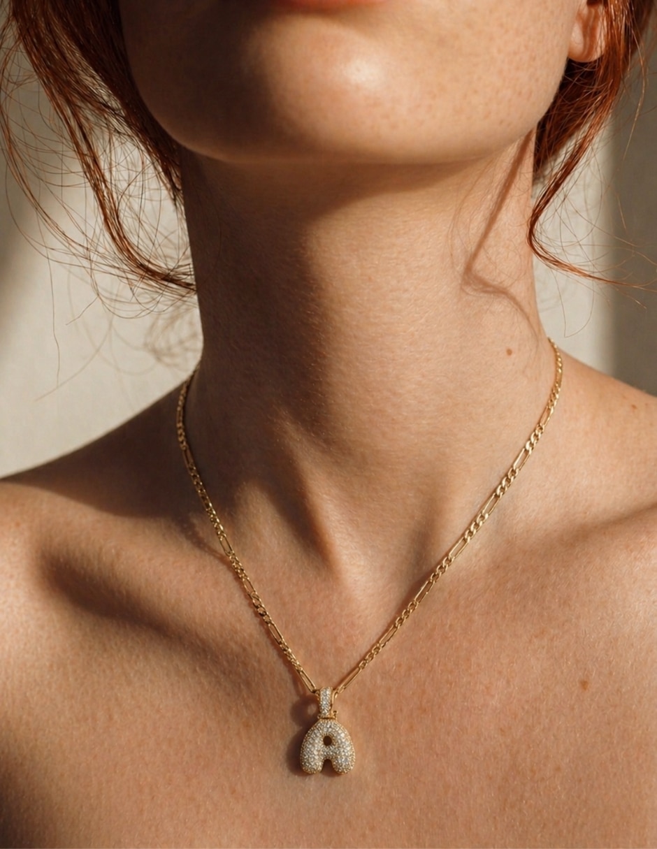 Collar con dije de letras Moon de oro laminado 10 K
