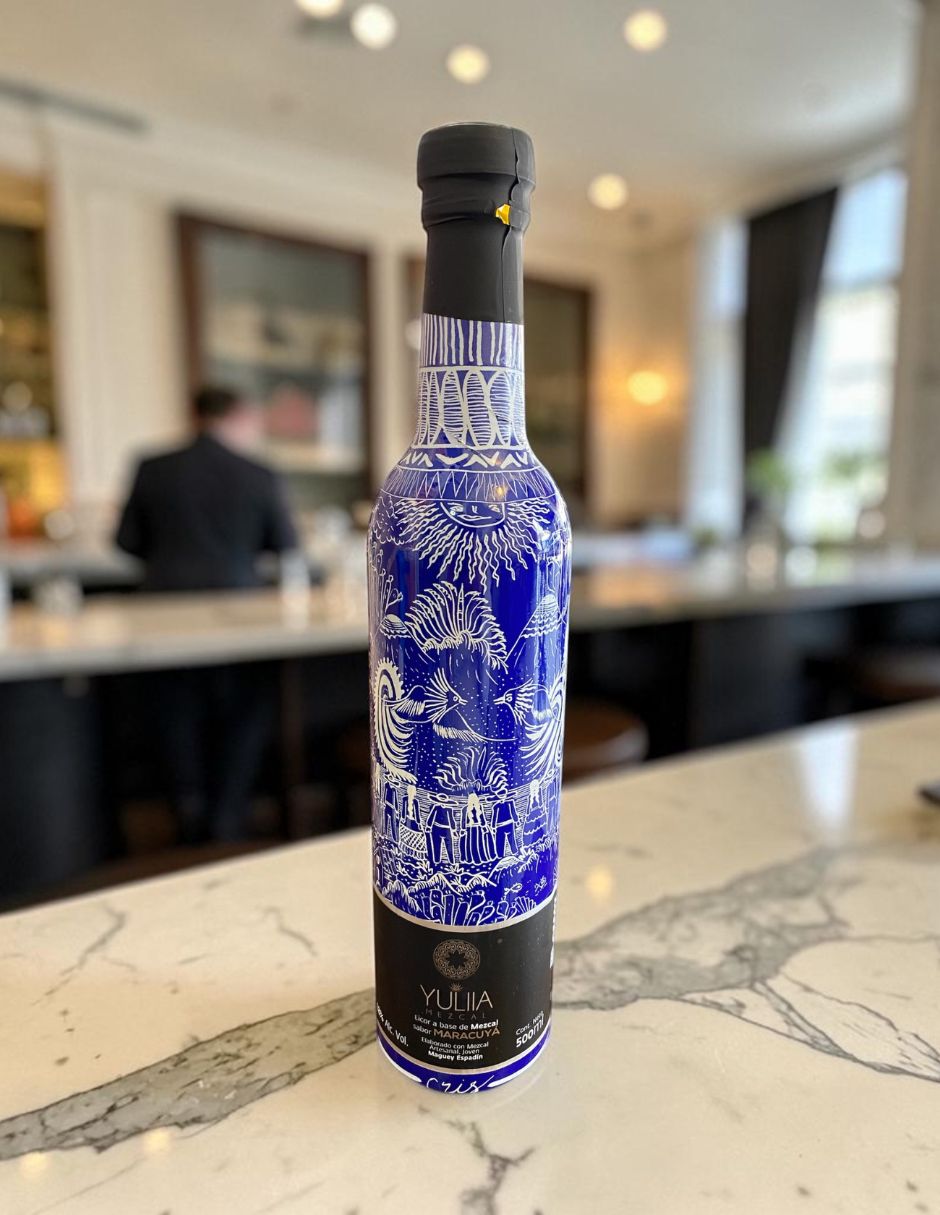 Licor de mezcal Yuliia sabor maracuyá 500 ml