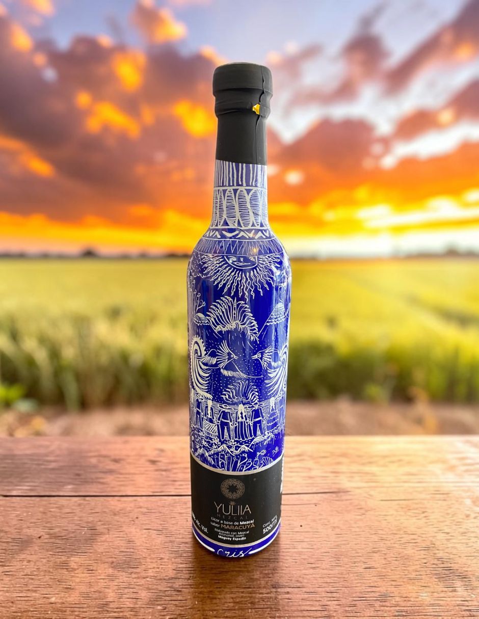Licor de mezcal Yuliia sabor maracuyá 500 ml