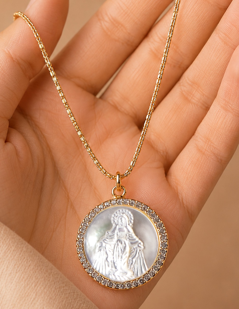 Collar con dije de virgen Yoiko Celestial con acabado baño de oro 18 K
