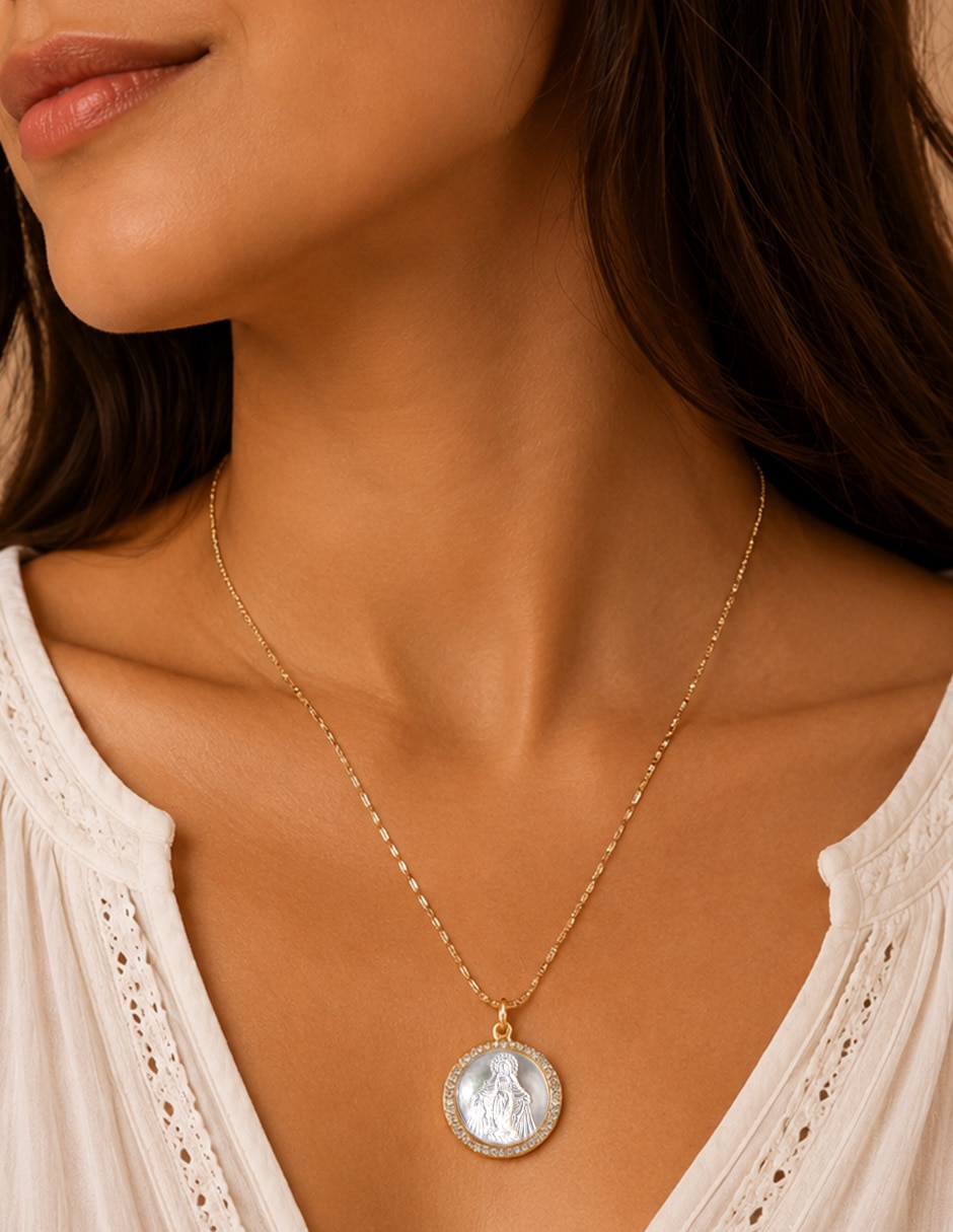 Collar con dije de virgen Yoiko Celestial con acabado baño de oro 18 K