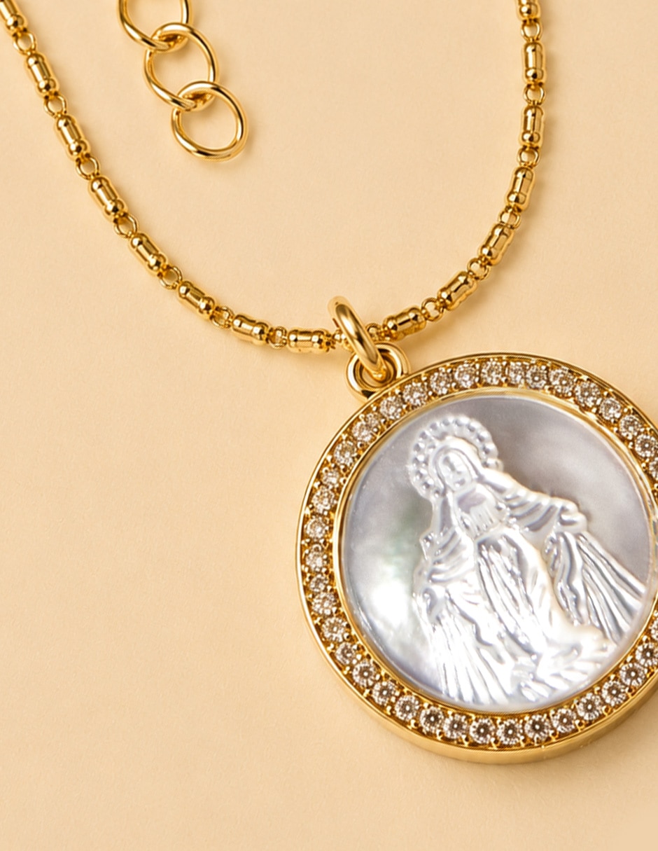 Collar con dije de virgen Yoiko Celestial con acabado baño de oro 18 K