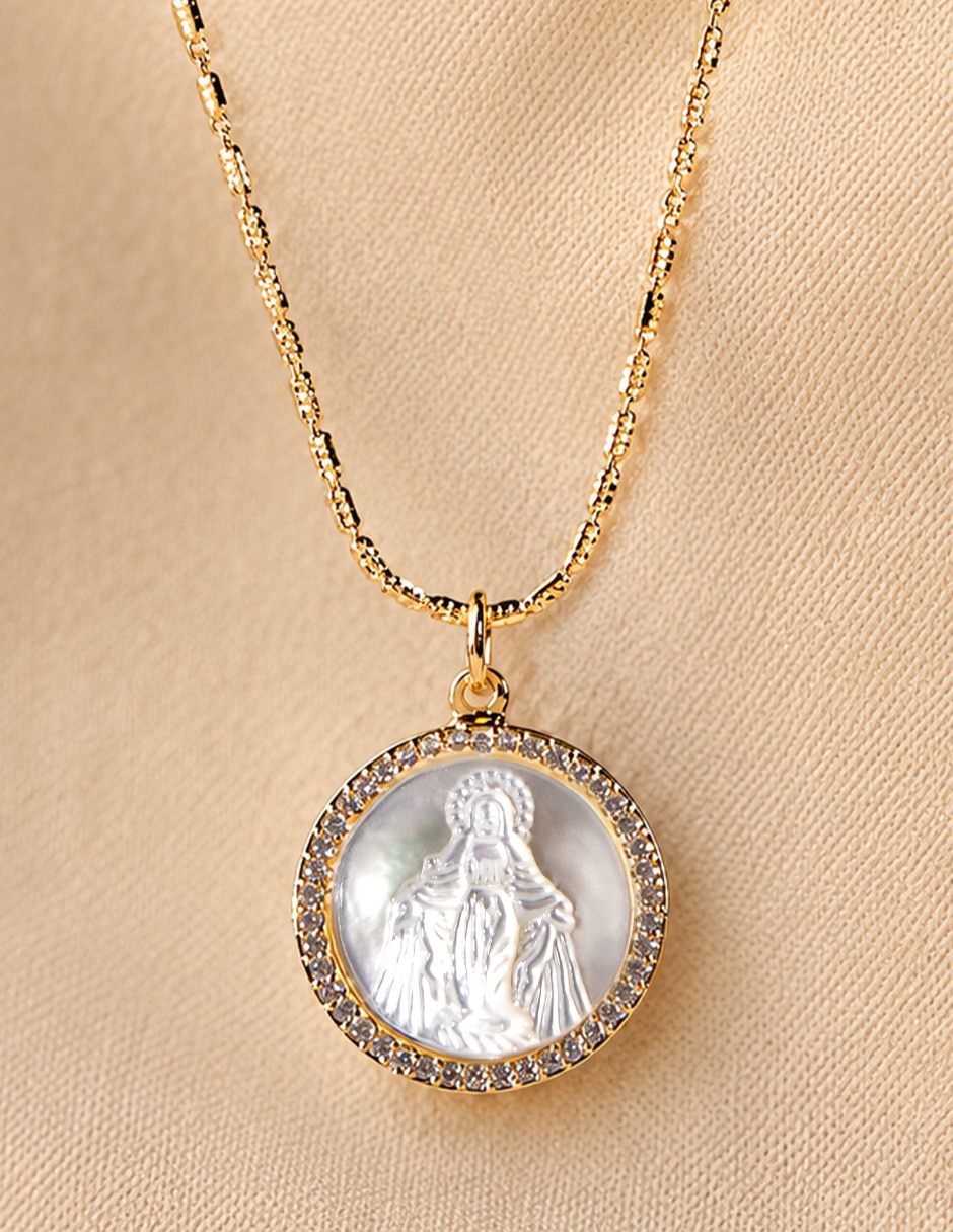 Collar con dije de virgen Yoiko Celestial con acabado baño de oro 18 K