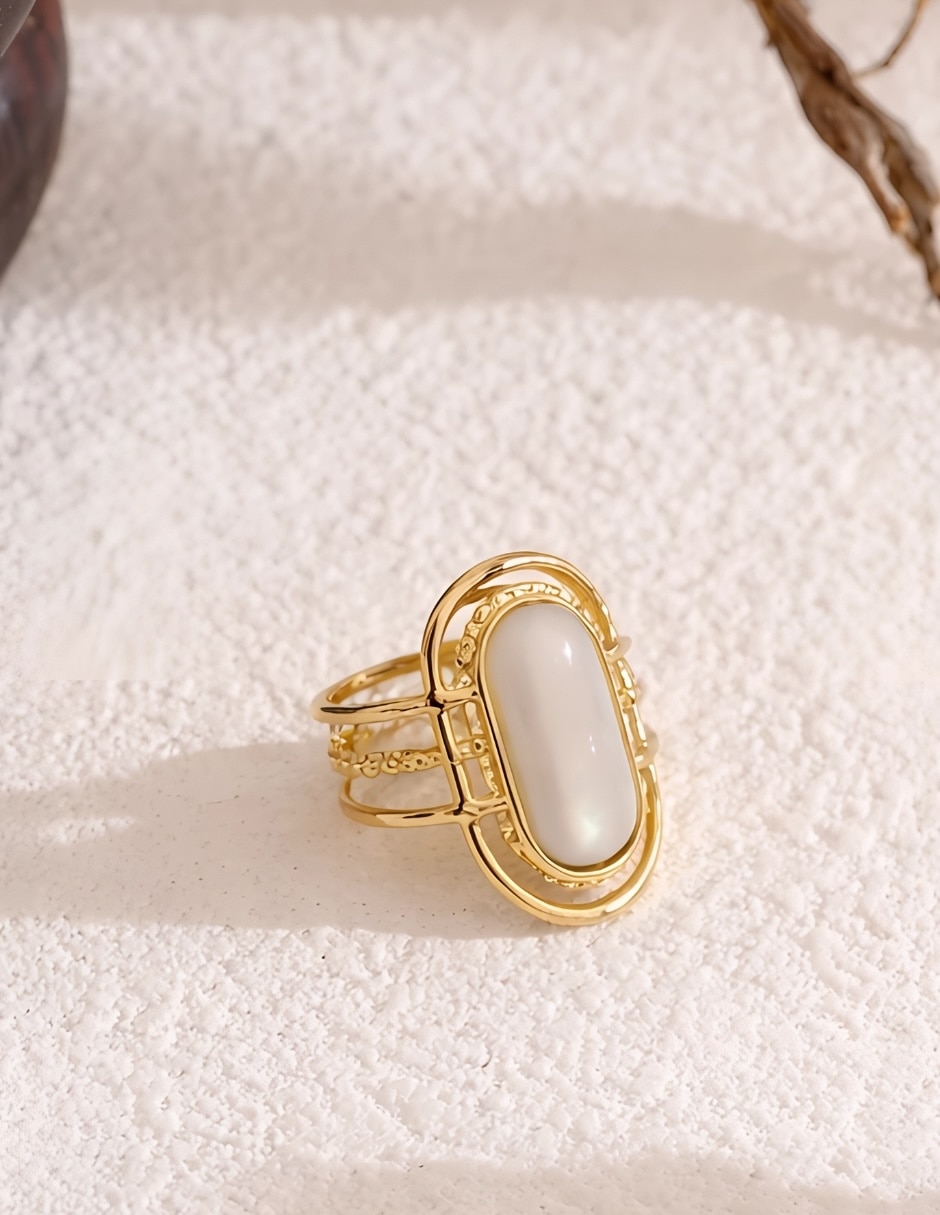Anillo Yoiko Alba piedra lunar acabado baño de oro 18 K