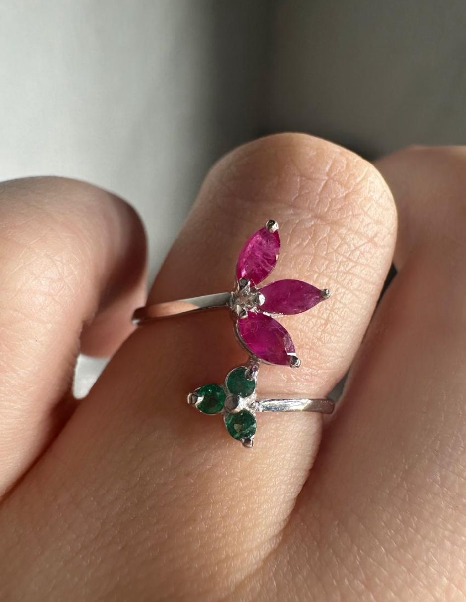 Anillo de flor IDC 14 k de oro blanco rubí y esmeralda brillante