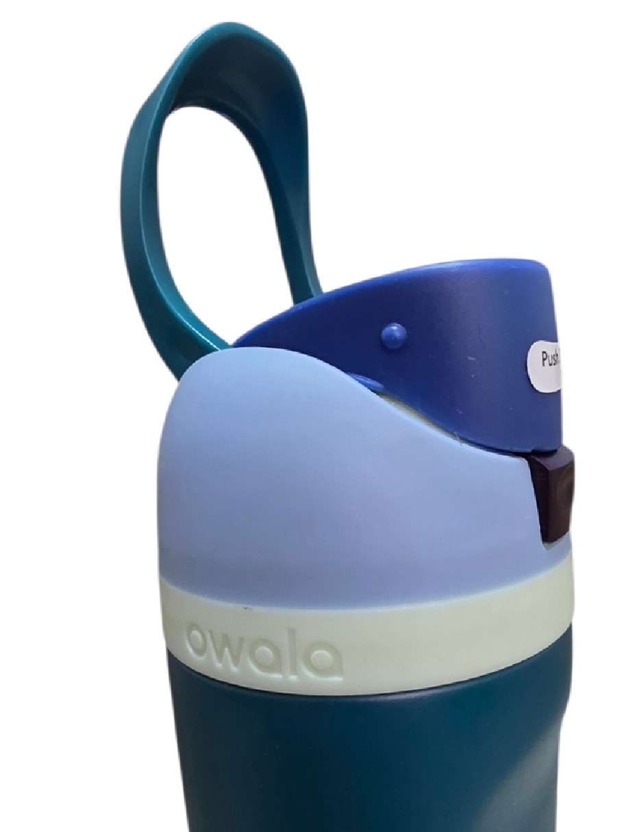 Termo Owala de acero inoxidable Freesip 24 con tapa rosca 710 ml