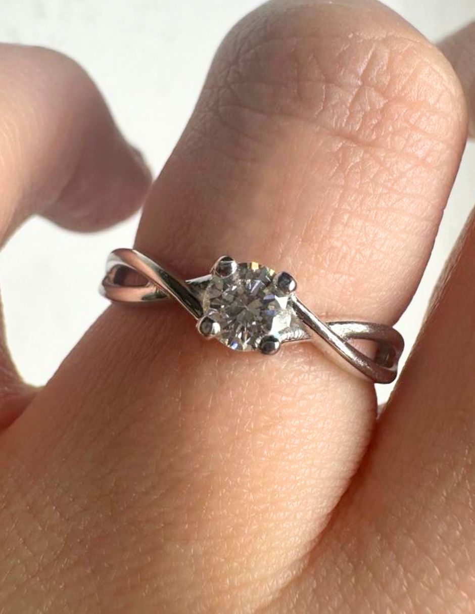 Anillo con gema redondo IDC 14 k de oro blanco diamante brillante