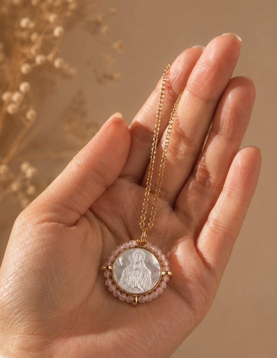 Collar con dije de virgen Yoiko Milagrosa