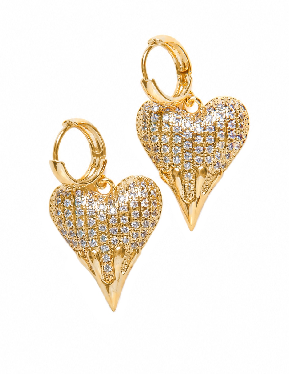 Aretes largos de corazón Bravía con acabado baño de oro zirconia Aretes largos de corazón Bravía con acabado baño de oro zirconia
