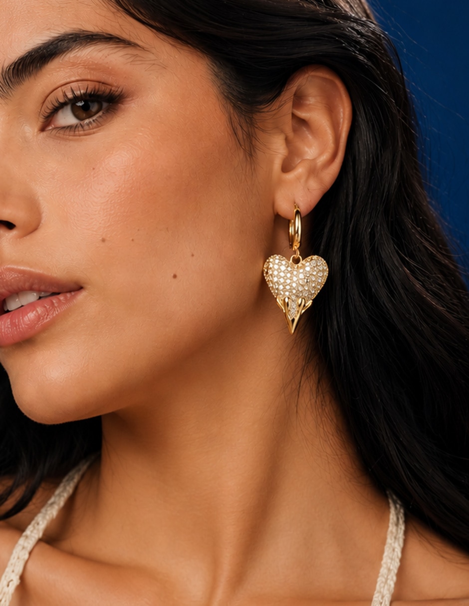 Aretes largos de corazón Bravía con acabado baño de oro zirconia 3