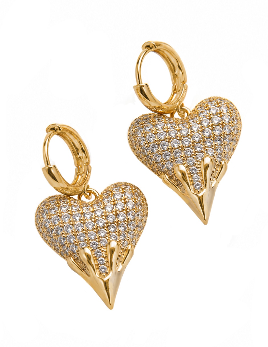 Aretes largos de corazón Bravía con acabado baño de oro zirconia 4