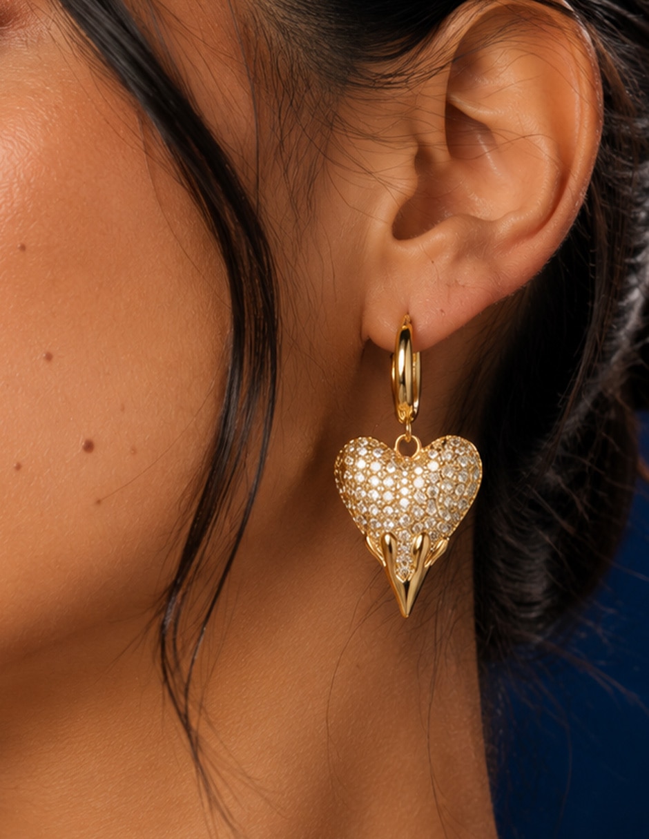 Aretes largos de corazón Bravía con acabado baño de oro zirconia 5