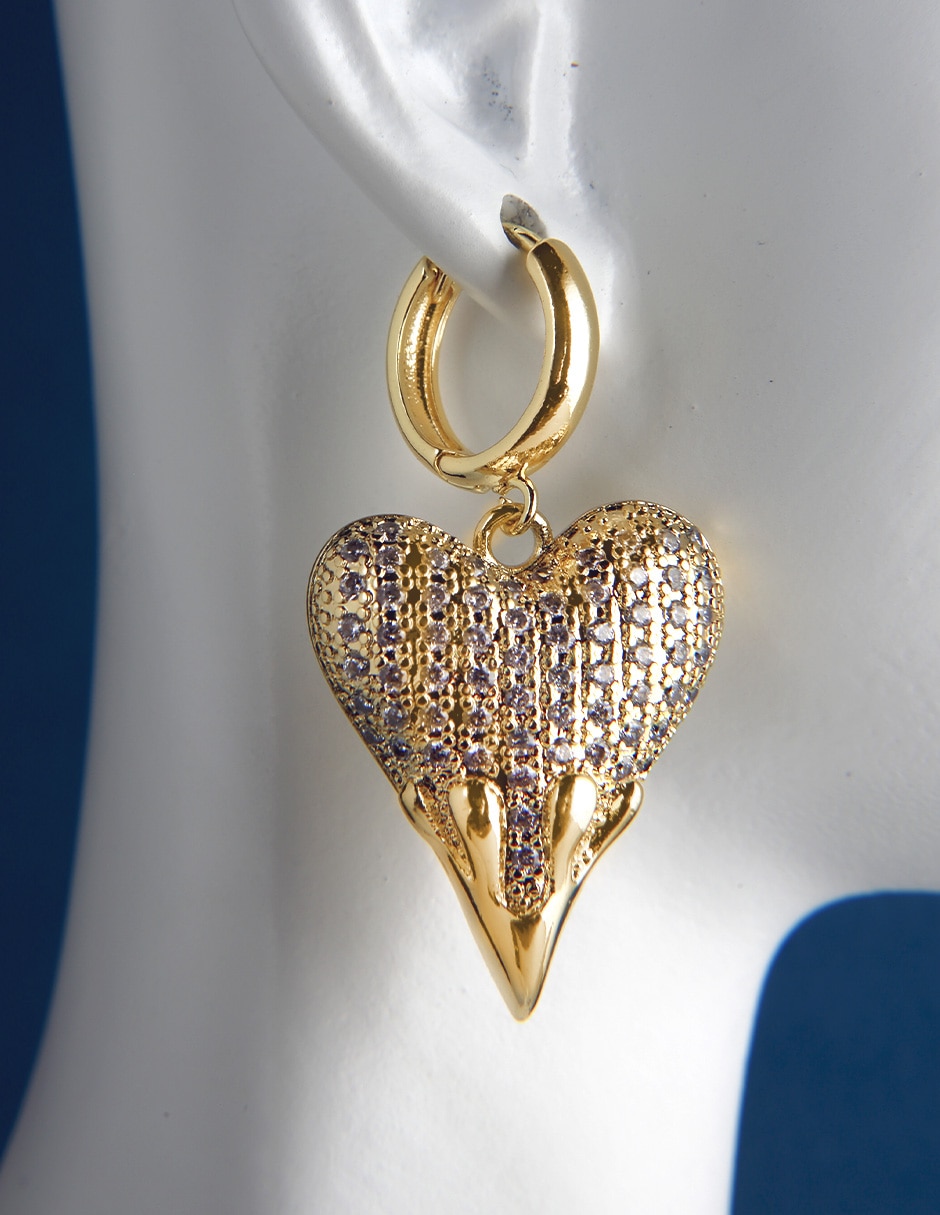 Aretes largos de corazón Bravía con acabado baño de oro zirconia 6
