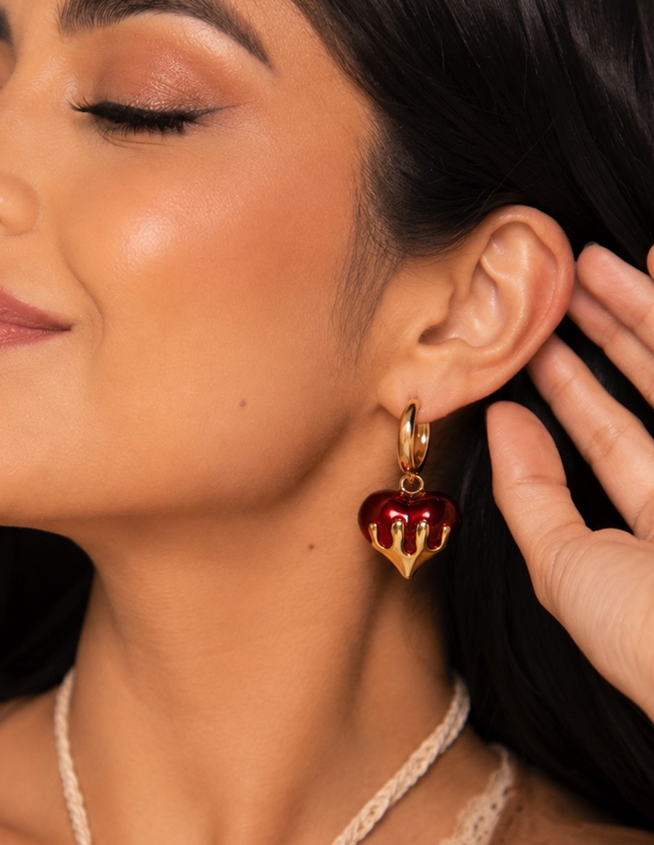 Aretes largos de corazón Yoiko con acabado baño de oro