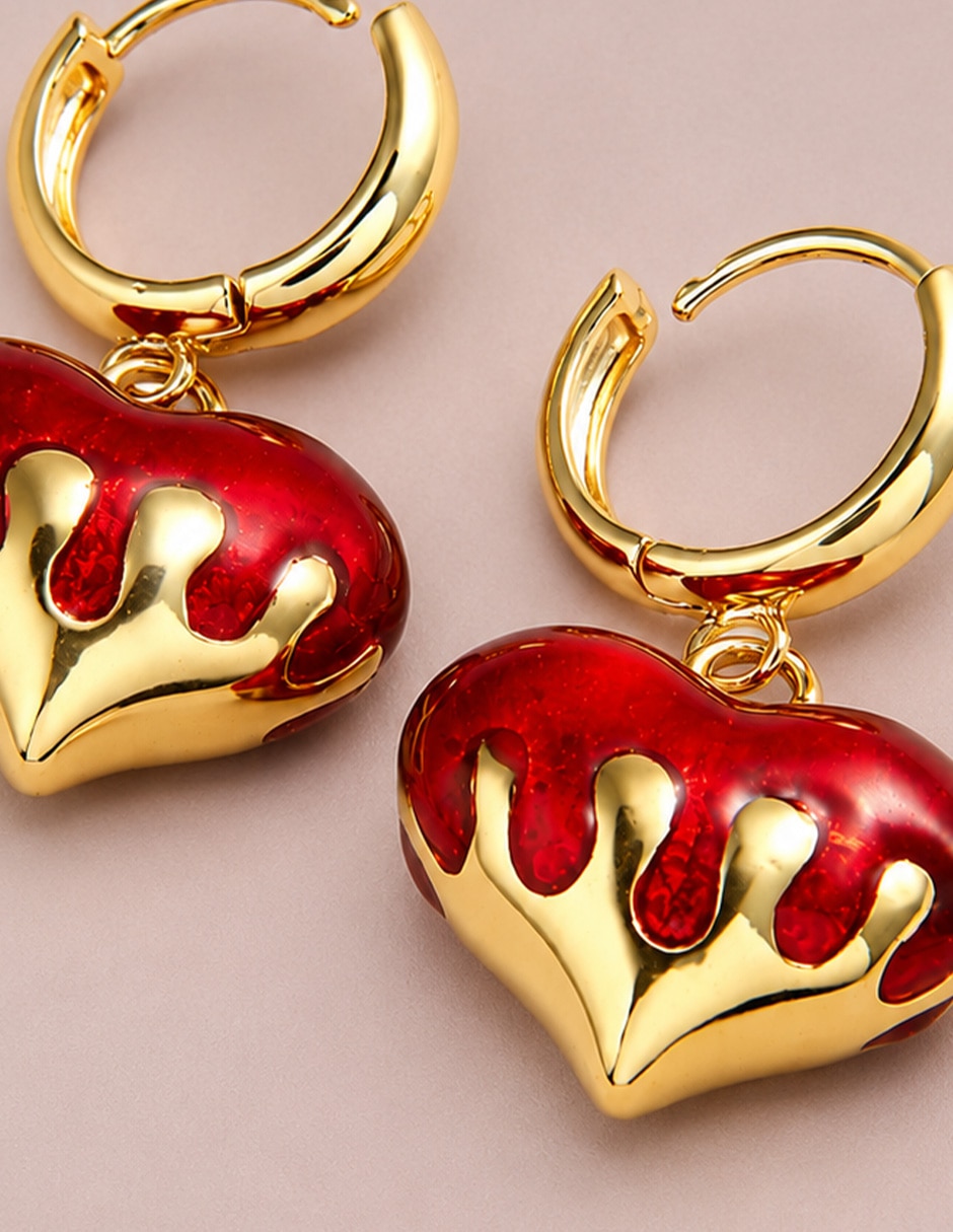 Aretes largos de corazón Yoiko con acabado baño de oro