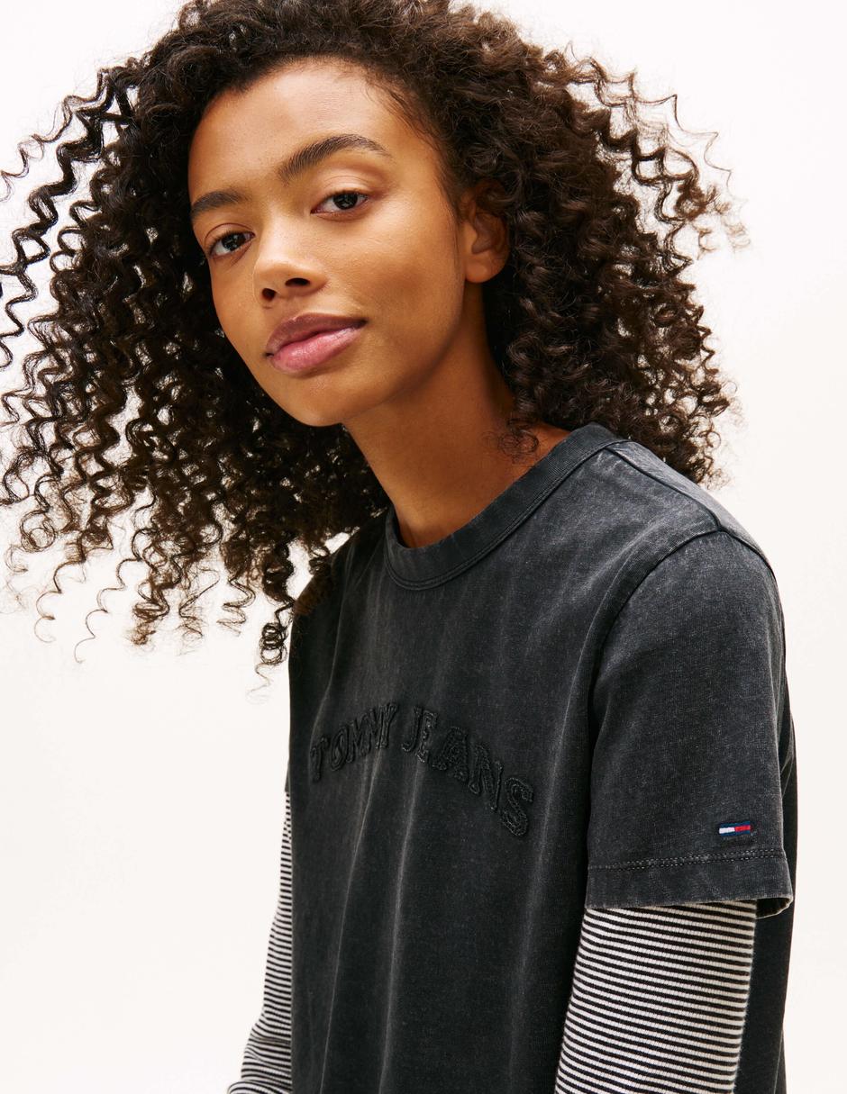 Playera manga corta Tommy Jeans cuello redondo para mujer