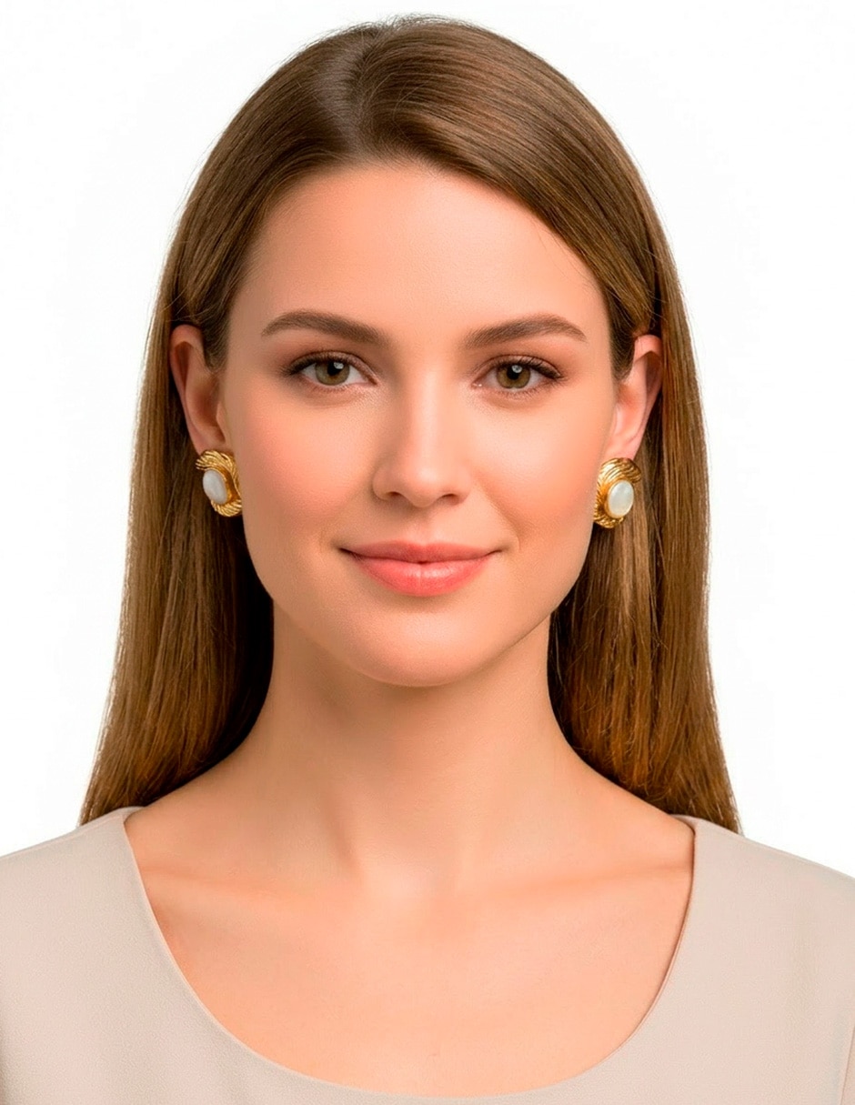 Arete corto Ana Maria Mexico 18k con acabado baño de oro nácar