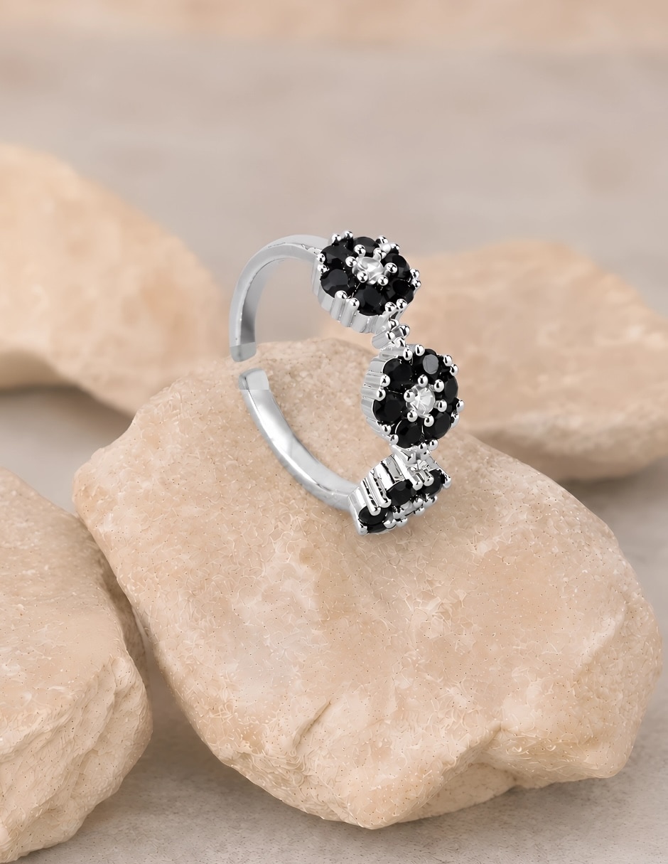Anillo de flor Yoiko Bloom acabado de baño de rodio