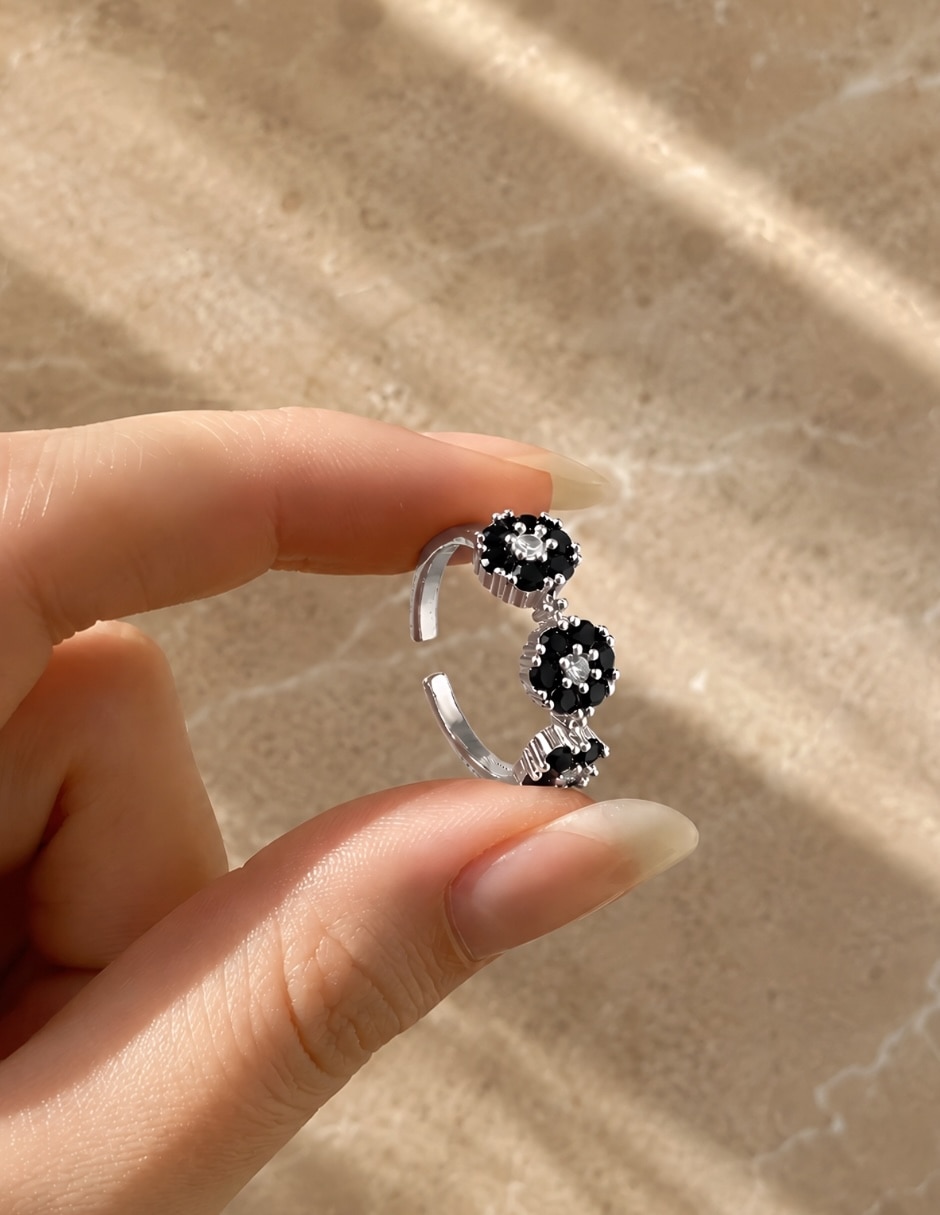 Anillo de flor Yoiko Bloom acabado de baño de rodio
