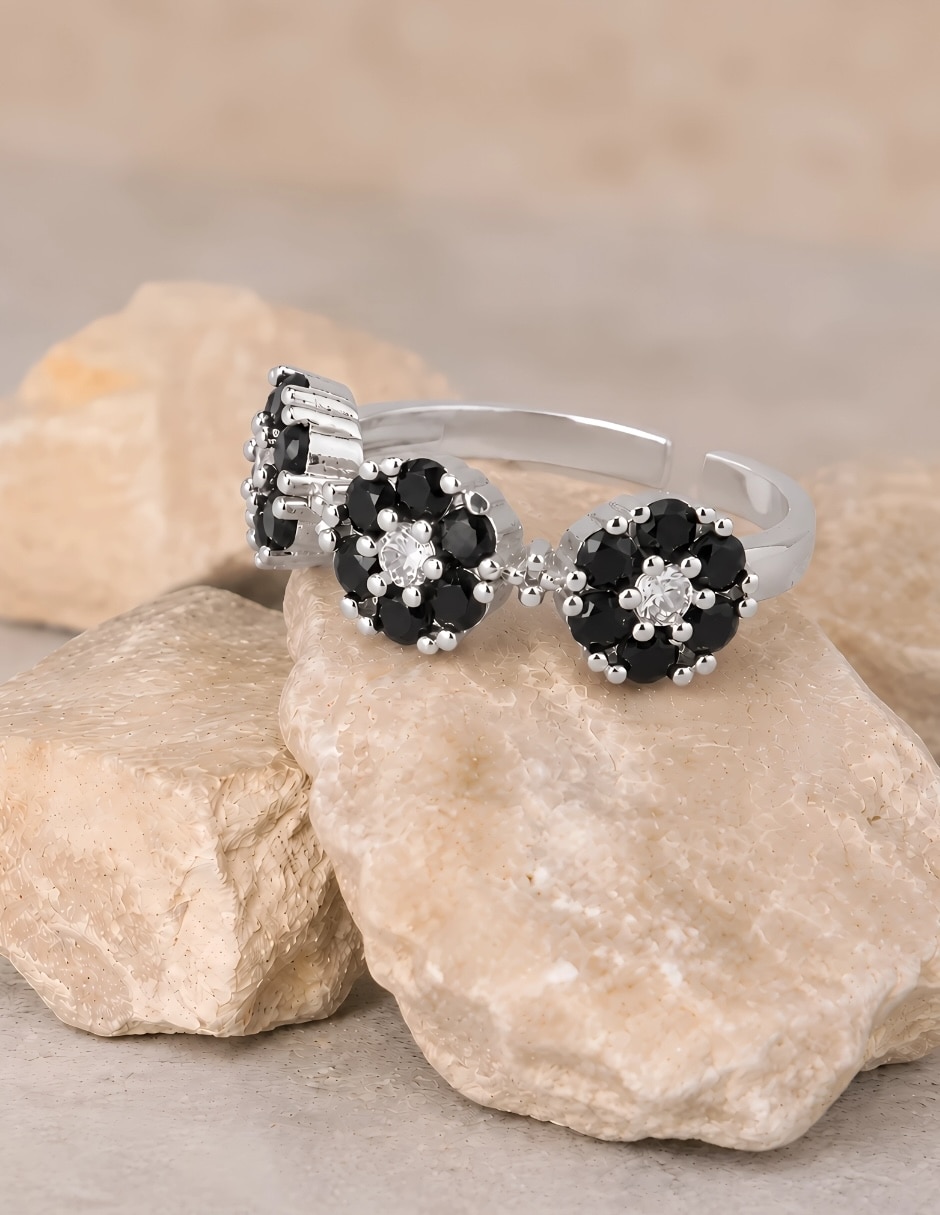 Anillo de flor Yoiko Bloom acabado de baño de rodio