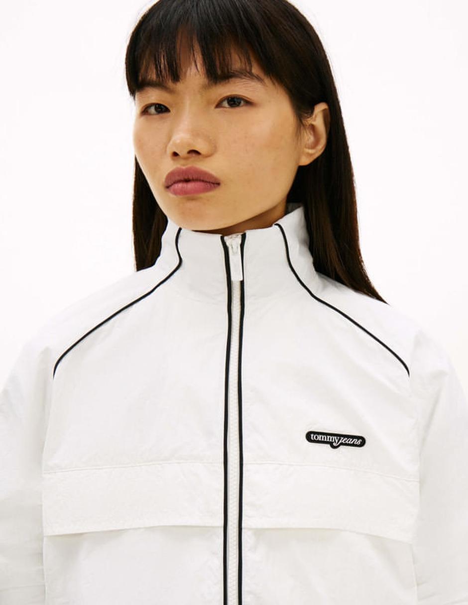 Chamarra casual Tommy Jeans resistente al agua para mujer