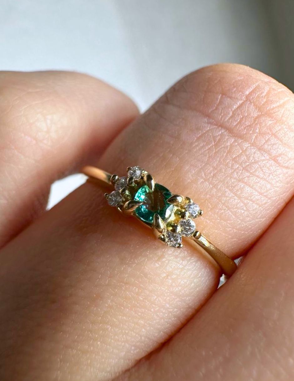 Anillo con gema de ovalada idc 14 k de oro amarillo esmeralda y diamante brillante
