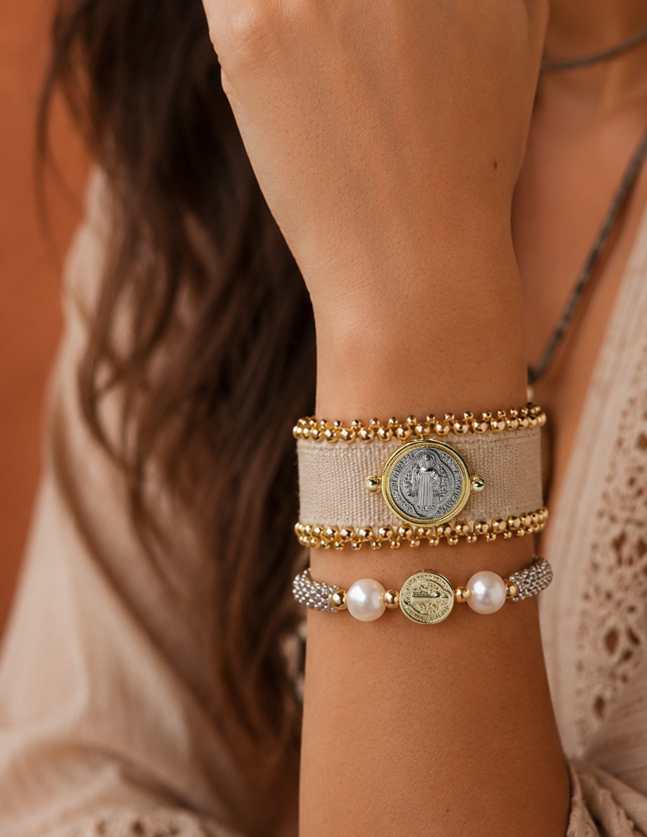 Set de brazalete Yoiko san benito perla acabado baño de oro 18 k