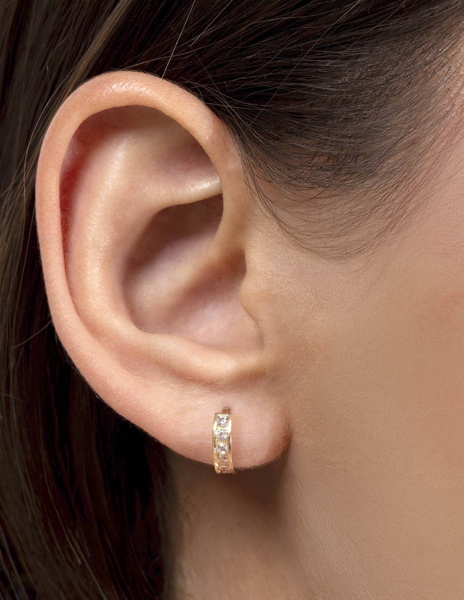 Aretes huggies redondos de oro amarillo 10 K con acabado pulido zirconia