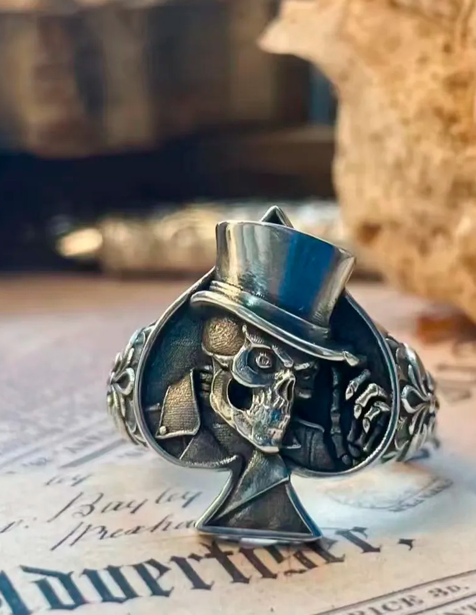 Anillo de calavera nira brillante