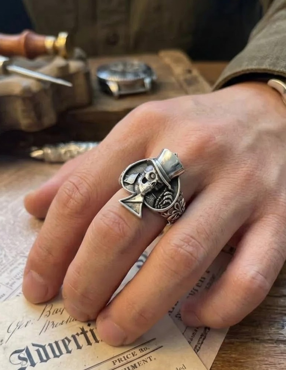 Anillo de calavera nira brillante