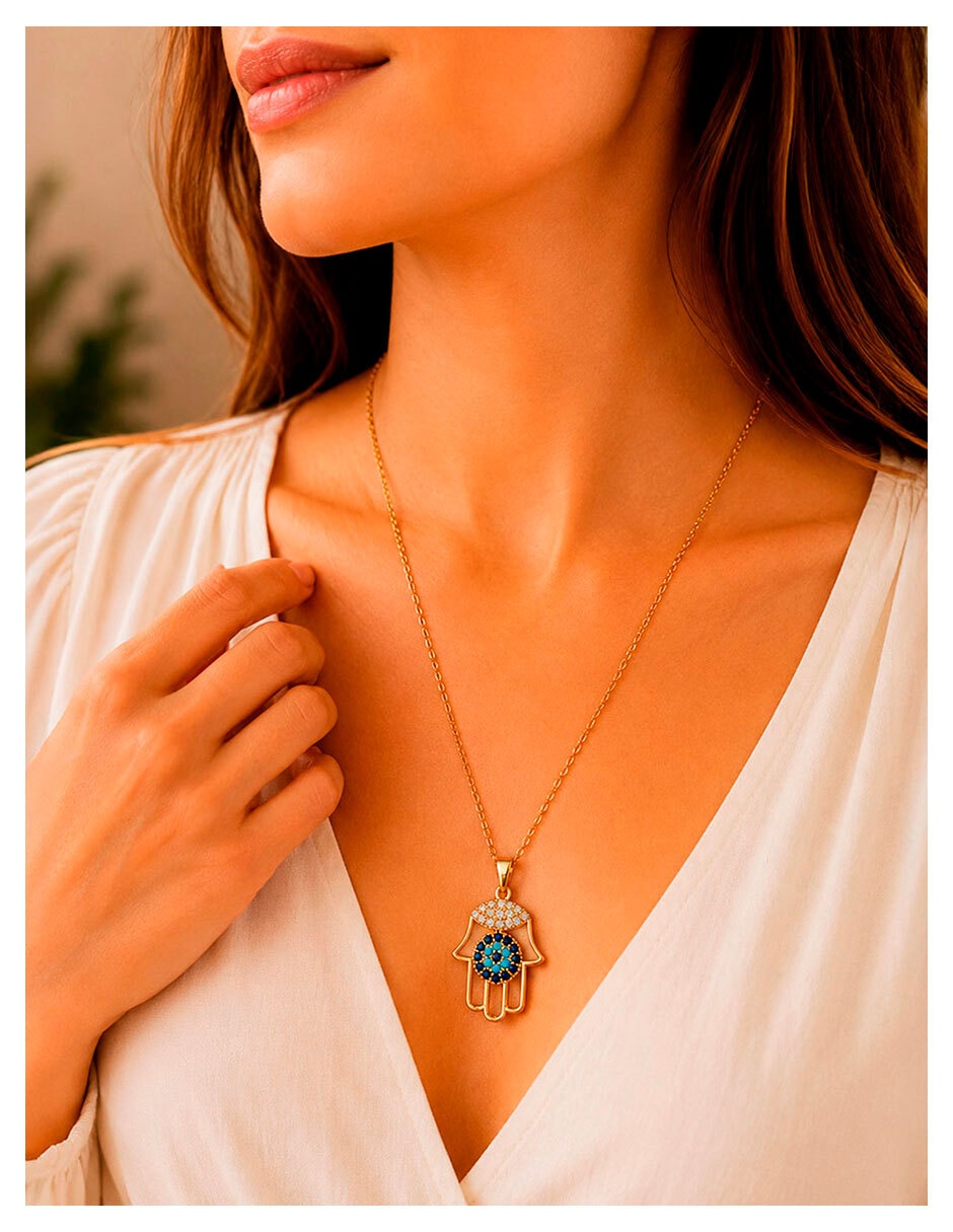 Collar con dije de Mano de Fátima Moon & Self 18 K