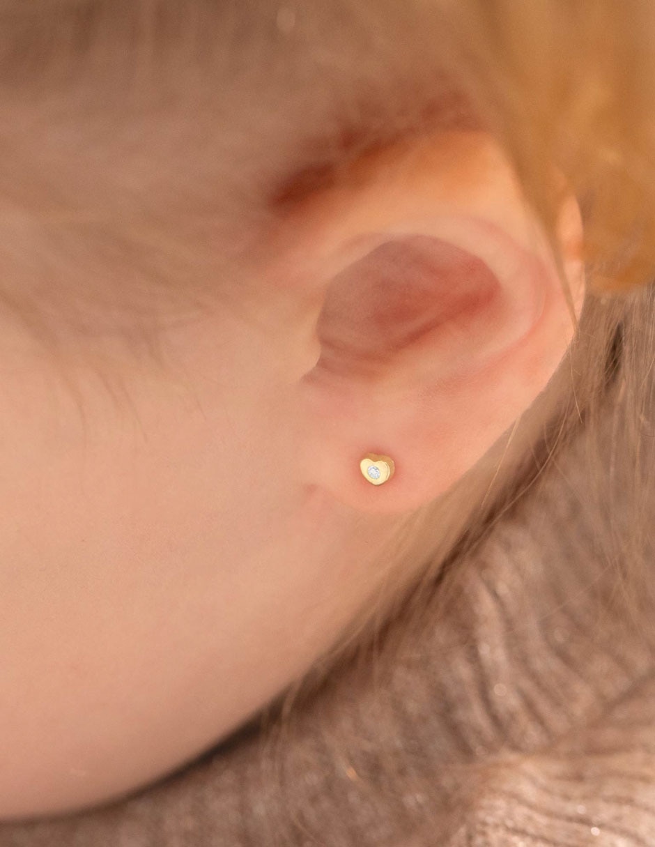 Broqueles de corazón de oro amarillo 14 k acabado pulido zirconia 4