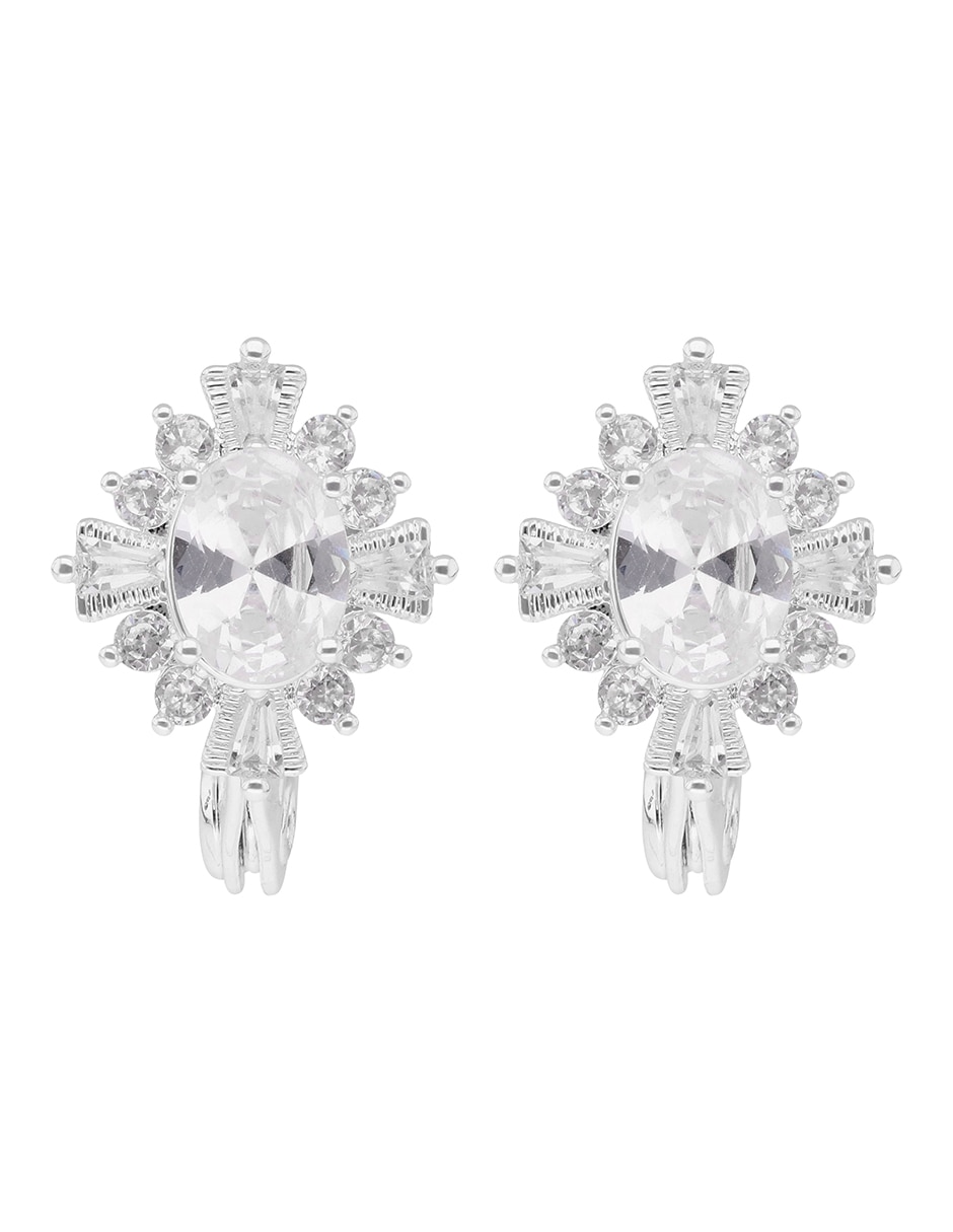Aretes cortos con acabado plateado zirconia