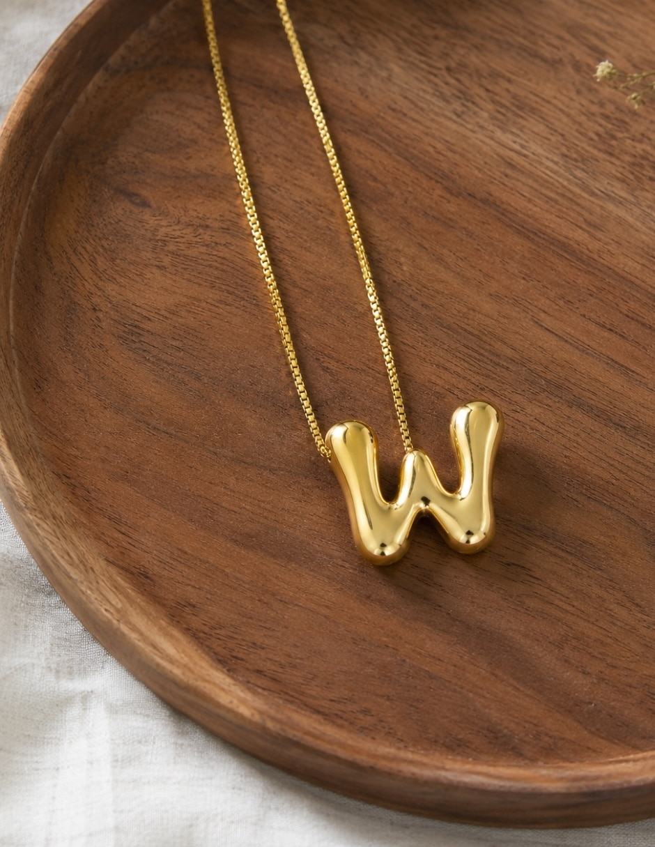 Collar con dije de letra W 2