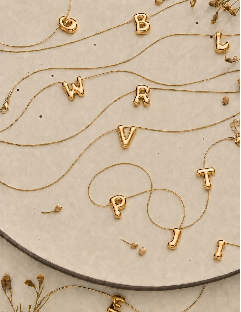 Collar con dije de letra W 5