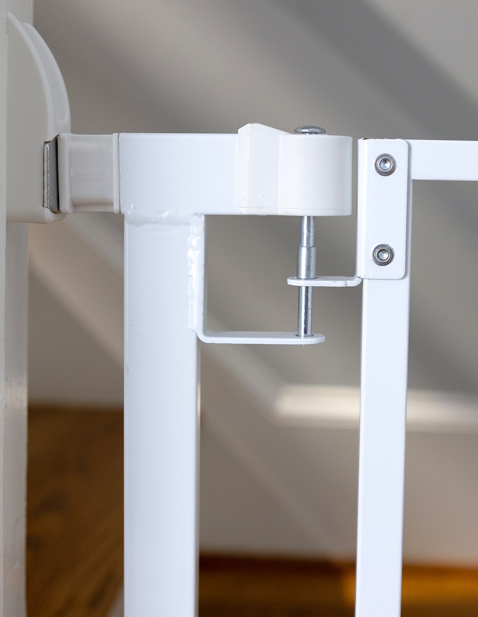 Puerta de seguridad de metal para bebé Ingenuity
