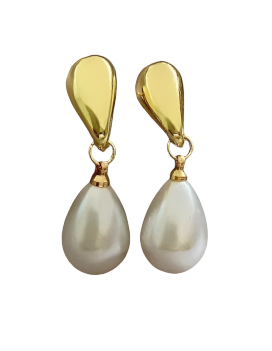 Aretes largos con acabado brillante perla Aretes largos con acabado brillante perla