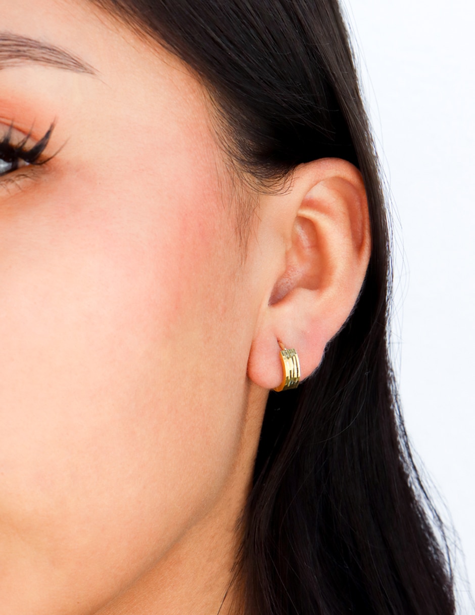 Arete huggies de oro amarillo 14 K con acabado diamantado 3