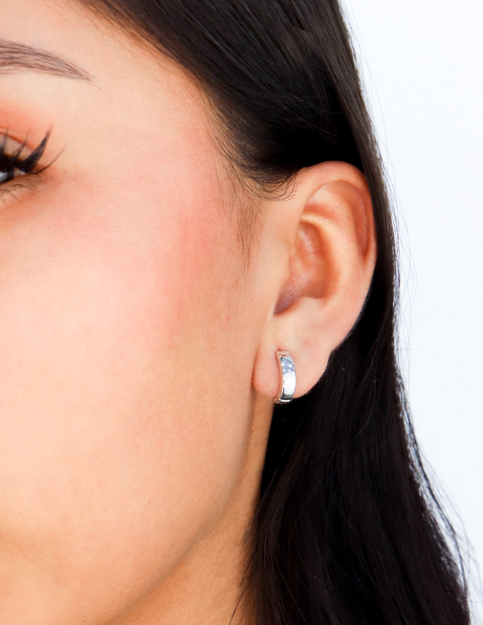 Arete huggies de oro blanco 14 K con acabado pulido 3